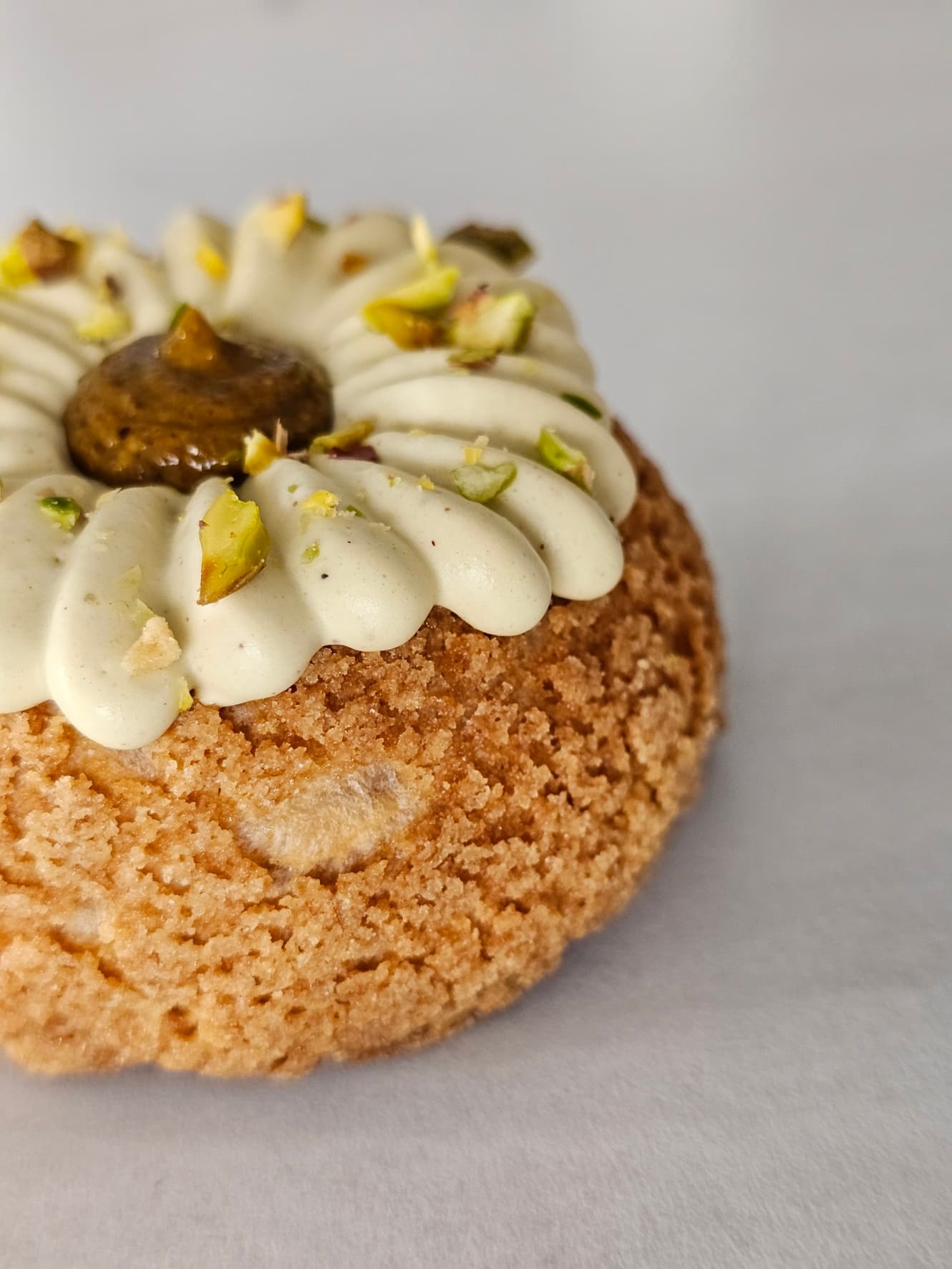 Chou Pistache Framboise — Pâtisserie La Seconde Part, Le Havre