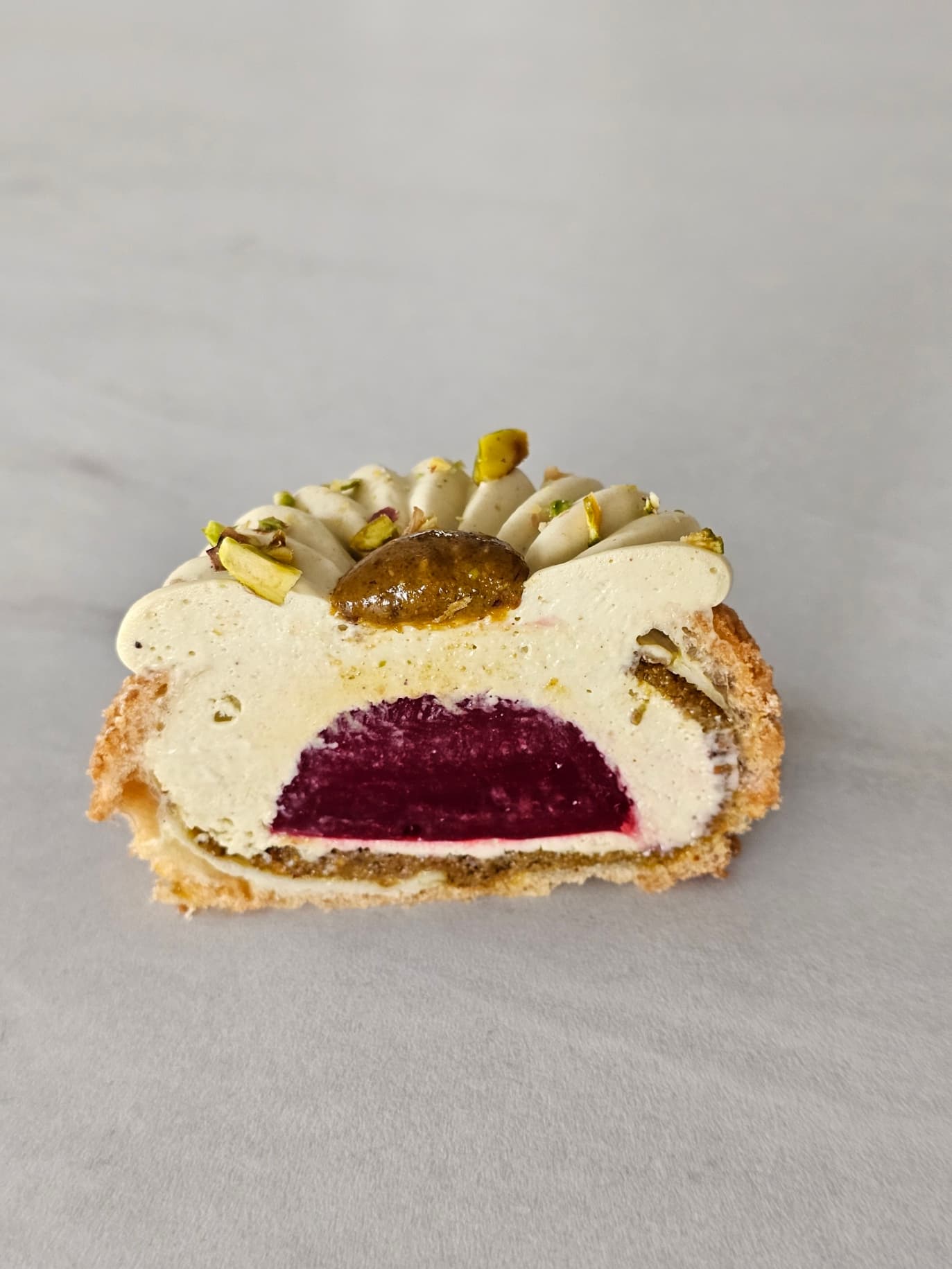 Chou Pistache Framboise — La Seconde Part, pâtisserie artisanale au Havre — vue 3